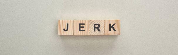 plano panorámico de bloques de madera con letras de tirón sobre fondo gris, concepto de intimidación
 - Foto, imagen