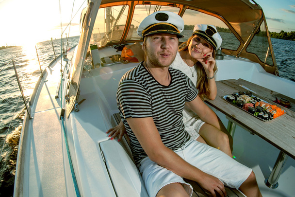 glückliches junges Paar entspannt auf einer Jacht - Foto, Bild
