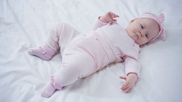 vista aérea de lindo bebé acostado en la cama
  - Metraje, vídeo