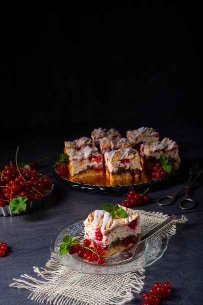 Cheese cake with meringue and red currants - Фото, зображення