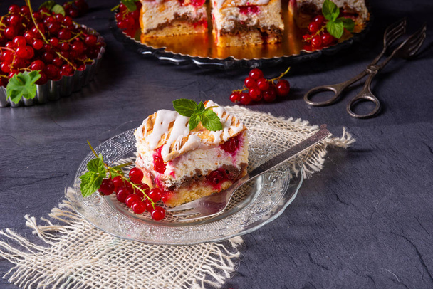 Cheese cake with meringue and red currants - Foto, immagini
