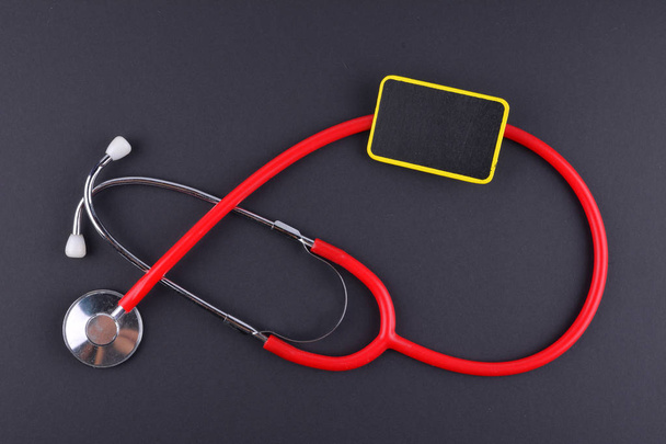 Metin ile siyah arka plan üzerinde Stetoskop. Tıbbi Konsept - Fotoğraf, Görsel