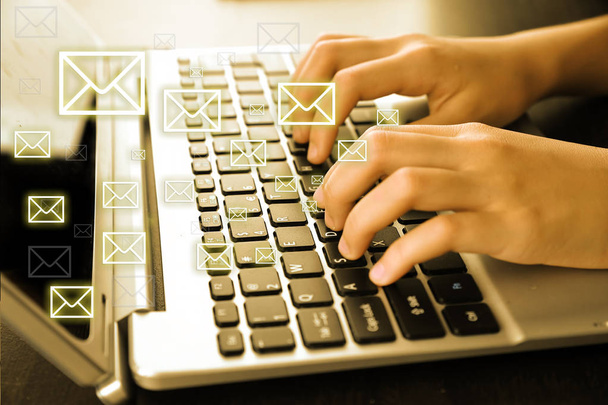 Έννοια του ηλεκτρονικού ταχυδρομείου με το lap-top και τα χέρια - Φωτογραφία, εικόνα