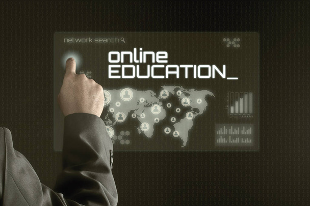 Hombre de negocios apuntando a la pantalla virtual. Educación y Tecnología
  - Foto, Imagen