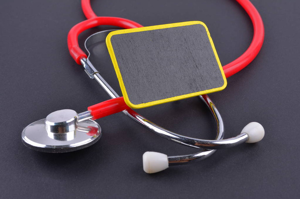 Stethoskop auf schwarzem Hintergrund mit Platz für Text. medizinisches Konzept - Foto, Bild