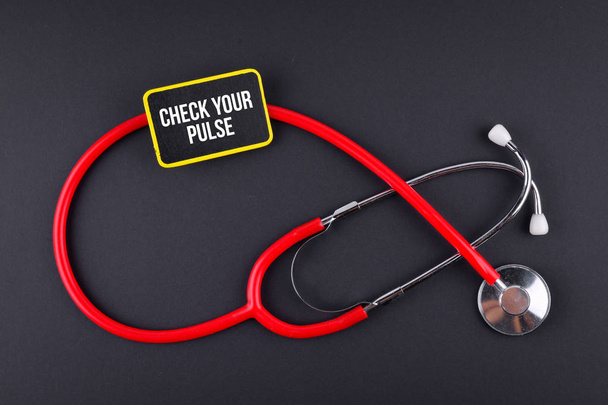 Stethoskop auf schwarzem Hintergrund mit Text. medizinisches Konzept - Foto, Bild