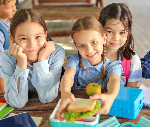 Маленькие дети обедают на открытом воздухе
 - Фото, изображение