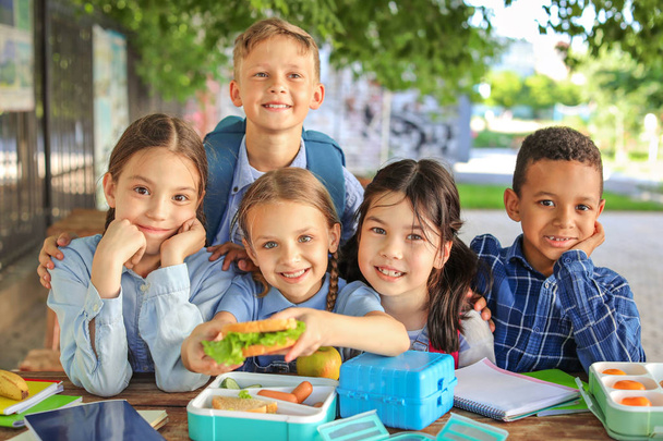 Malé děti s obědem venku - Fotografie, Obrázek