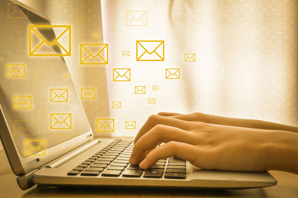 E-mail concept met laptop en handen - Foto, afbeelding