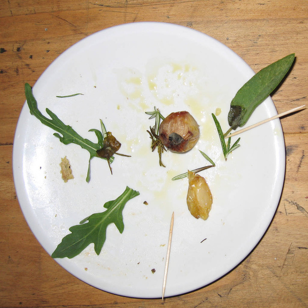 Empty plate with garlic and rocket - Photo, Image