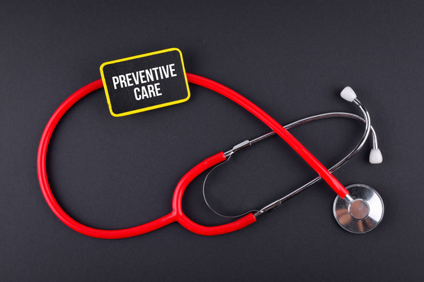 Stethoskop auf schwarzem Hintergrund mit Text. medizinisches Konzept - Foto, Bild