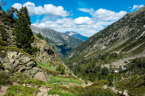 Lindas montanhas paisagísticas no verão no Parc Natural del Comapedrosa, Andorra
 - Foto, Imagem