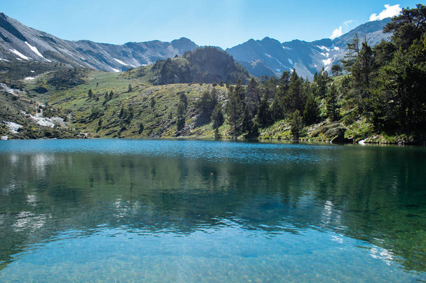 Montanha lago Estany de les Truites em Andorra Pirinéus, La Massana, refugi de coma pedrosa
 - Foto, Imagem