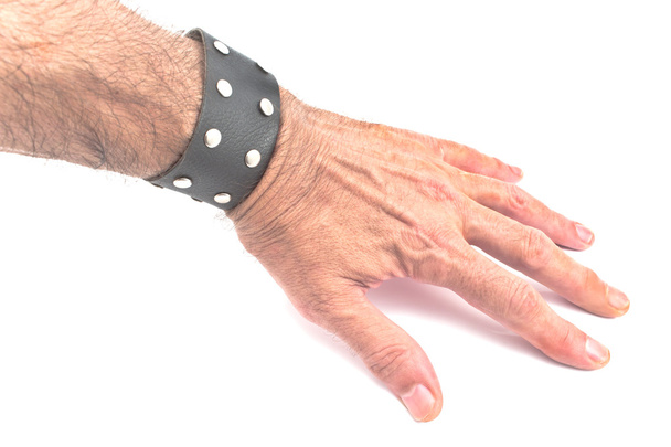 Mão com uma pulseira de couro preto no branco
 - Foto, Imagem