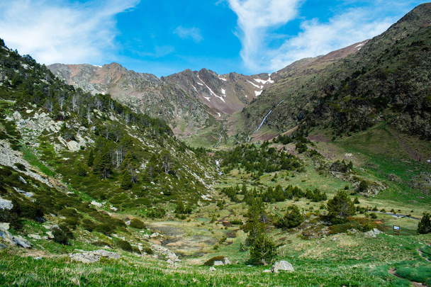 Hermosas montañas de paisaje en verano en el Parque Natural del Comapedrosa, Andorra
 - Foto, Imagen