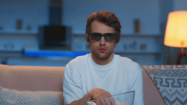 άνθρωπος σε 3D γυαλιά τρώγοντας ποπ κορν και βλέποντας ταινία τρόμου - Πλάνα, βίντεο