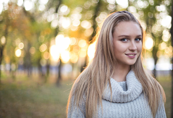 Happy girl posing in autumn park on yellow trees background  - Fotografie, Obrázek