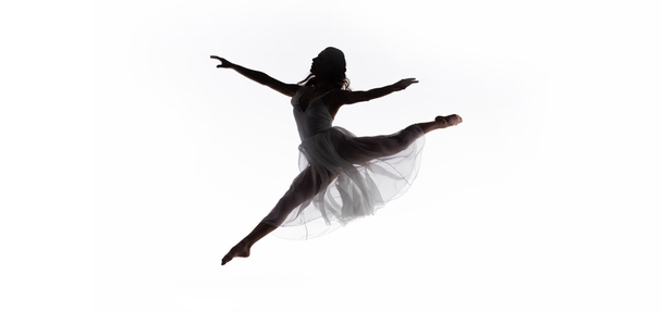 白で孤立した踊りながら、若い優雅なバレリーナジャンプのパノラマショット - 写真・画像