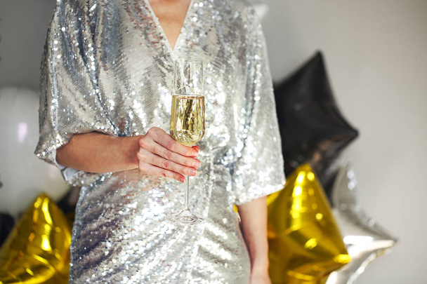 Jeune femme portant une robe de cocktail verre de champagne
  - Photo, image