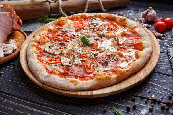Pizza with vegetables, mushrooms, ham and mozzarella - Foto, Bild