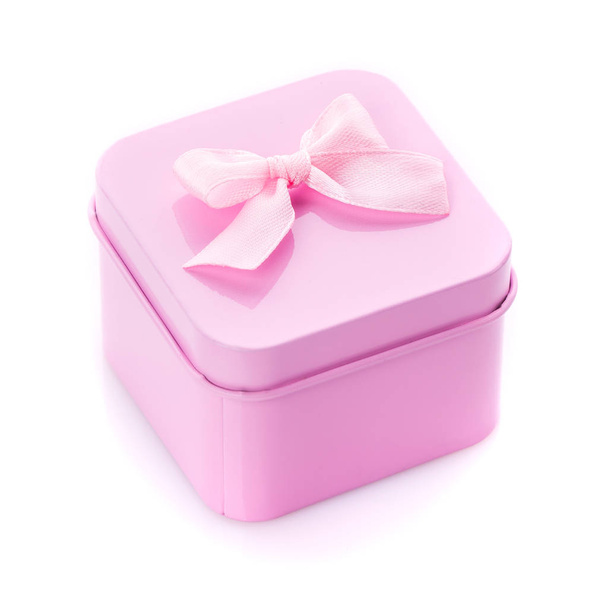 Розовая подарочная коробка с розовым бантом на белом фоне. Современное настоящее
  - Фото, изображение
