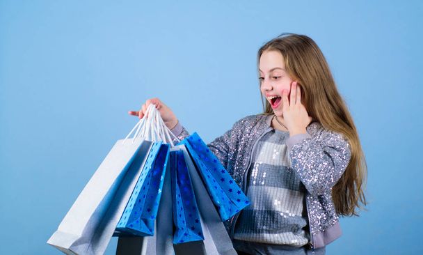 Modern girl. Kid fashion. shop assistant with package. Holiday purchase saving. Home shopping. Small girl with shopping bags. Sales and discounts. Happy child. Little girl with gifts. modern child - Foto, afbeelding