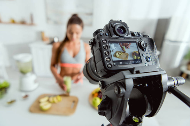 ekranda smoothie tutan kız ile dijital kamera seçici odak  - Fotoğraf, Görsel