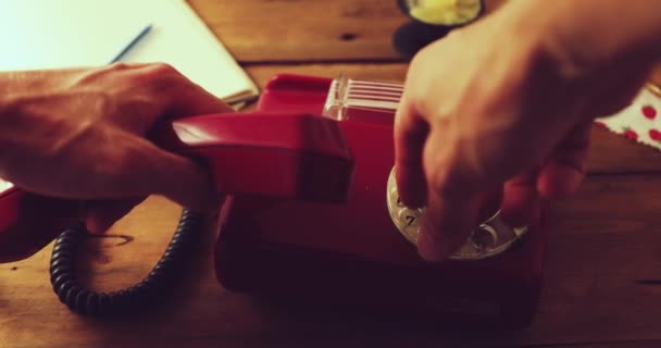 eski bir retro döner telefonda bir numarayı el çevirin. dolly atış - Video, Çekim