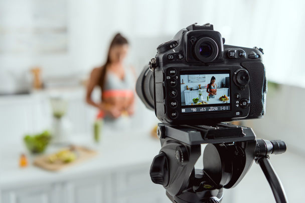 enfoque selectivo de la cámara digital con chica cerca de vidrio con bebida y frutas en la pantalla
  - Foto, Imagen