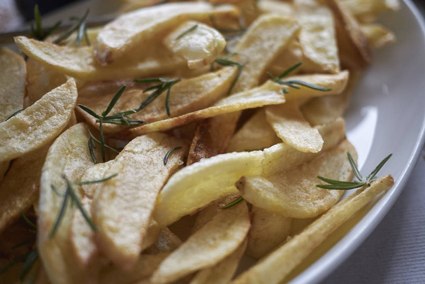 Bratkartoffeln mit Rosmarinblättern - Foto, Bild