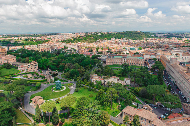 Vista dos jardins de Vatican da abóbada da Basílica de St. Peter - Foto, Imagem