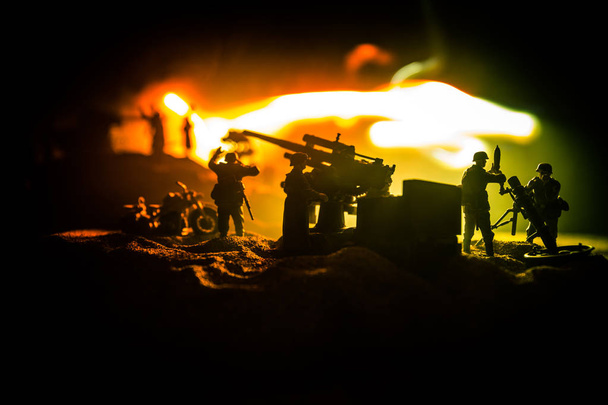 Oorlogsconcept. Militaire silhouetten vechtscène op oorlog mist lucht achtergrond, - Foto, afbeelding