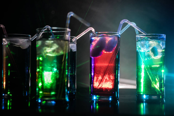 raccolta di scatti colorati con limone al bar; set di alcolici mini cocktail sparatutto con calce
; - Foto, immagini