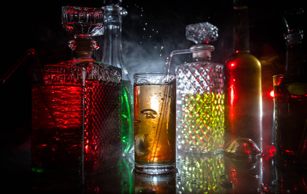 kokoelma värikkäitä laukauksia sitruunalla baarissa; joukko alkoholin mini cocktail ampujat limellä
; - Valokuva, kuva