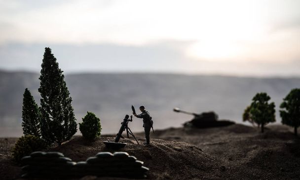 Концепция войны. Военные силуэты сцены боевых действий на фоне тумана войны небо фоне, - Фото, изображение