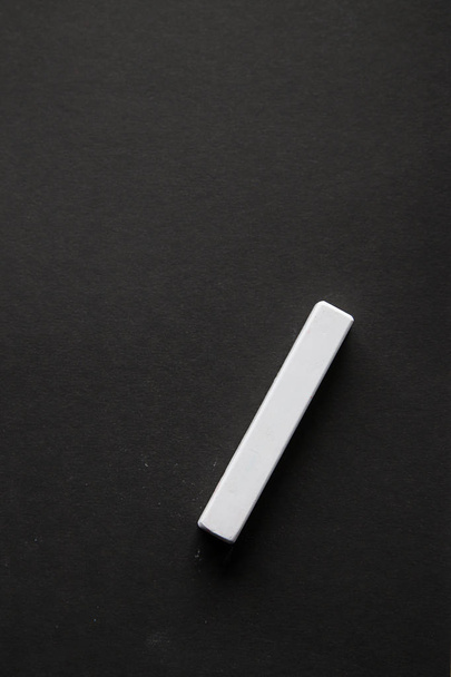 Jeden kus bílé křídy na křídový papír - Fotografie, Obrázek