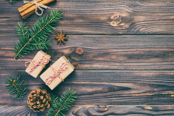 Рождественский фон с елкой и подарочной коробкой на деревянном столе. Вид сверху с копировальным пространством для вашего дизайна. Toned
 - Фото, изображение