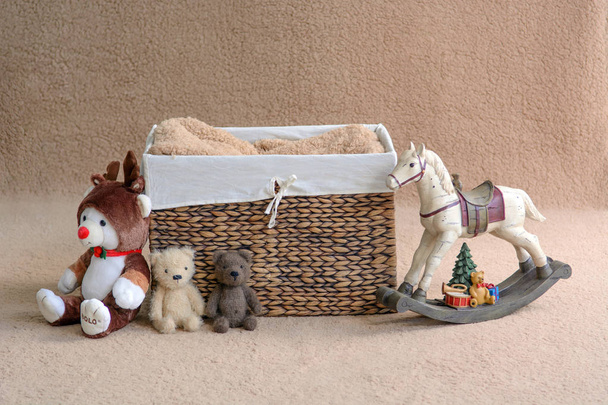 Hintergrund für den Abschuss von Neugeborenen. brauner Korb mit Spielzeug dekoriert. - Foto, Bild