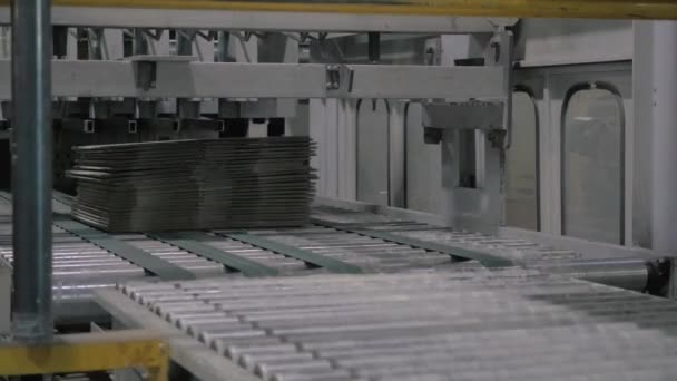 cajas de cartón plegadas en cinta transportadora moderna en fábrica
 - Metraje, vídeo