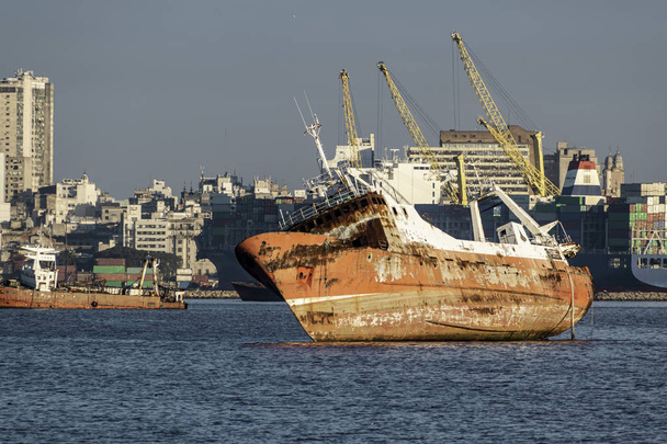 Montevideon lahden rannikko veneineen ja ympäristön saastumisineen
 - Valokuva, kuva