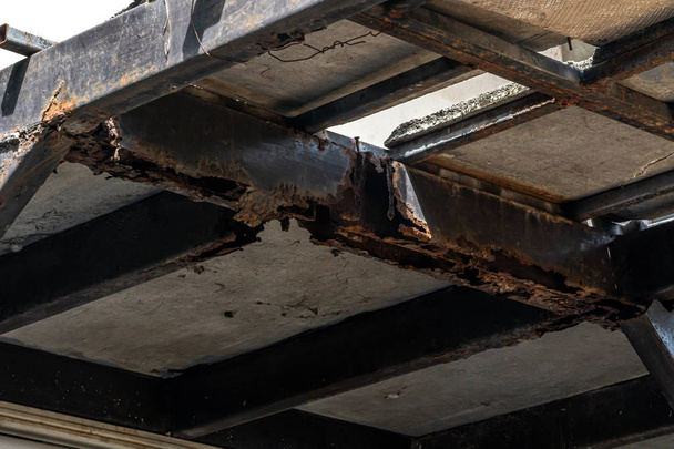 Іржа на сталеві конструктивні колонки та підтримка після підлоги
. - Фото, зображення