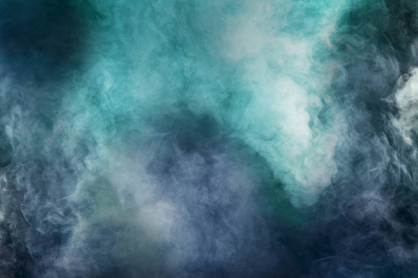 αφηρημένο λευκό καπνό απομονώθηκε πολύχρωμο μπλε και πράσινο φόντο - Φωτογραφία, εικόνα