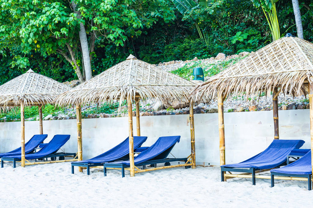 Guarda-chuva e cadeira na praia tropical mar e oceano
 - Foto, Imagem