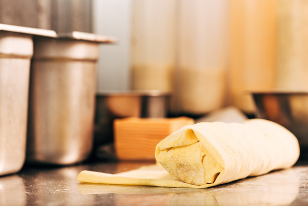 вкусный кебаб из индейки на столе на кухне
 - Фото, изображение