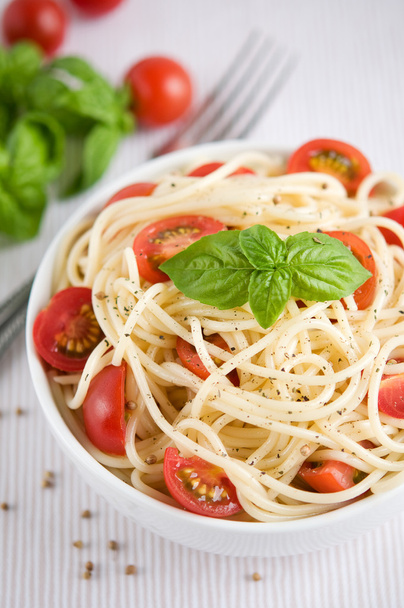 Pasta with tomatoes and basil - Foto, Imagem