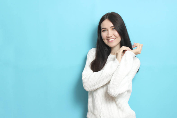 Beautiful girl in a warm cozy sweater on a colored background. - Foto, immagini