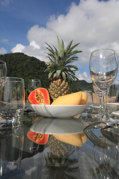 Śniadanie ze świeżych owoców na stole z okularami na zewnątrz - Zdjęcie, obraz