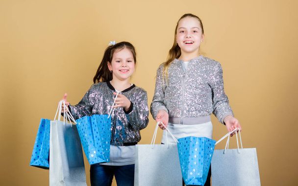 Happy children. Little girl sisters online shopping. Sales and discounts. Sisterhood and family. savings on purchases. Kid fashion. shop assistant with package. Small girls with shopping bags - Foto, Imagem