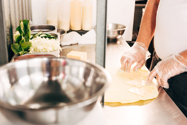 περικομμένη θέα του μάγειρα σε γάντια προετοιμασία Ντόνερ Κεμπάπ - Φωτογραφία, εικόνα