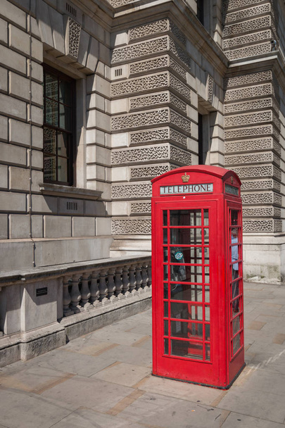 Clásica cabina telefónica británica roja en Londres - Foto, imagen